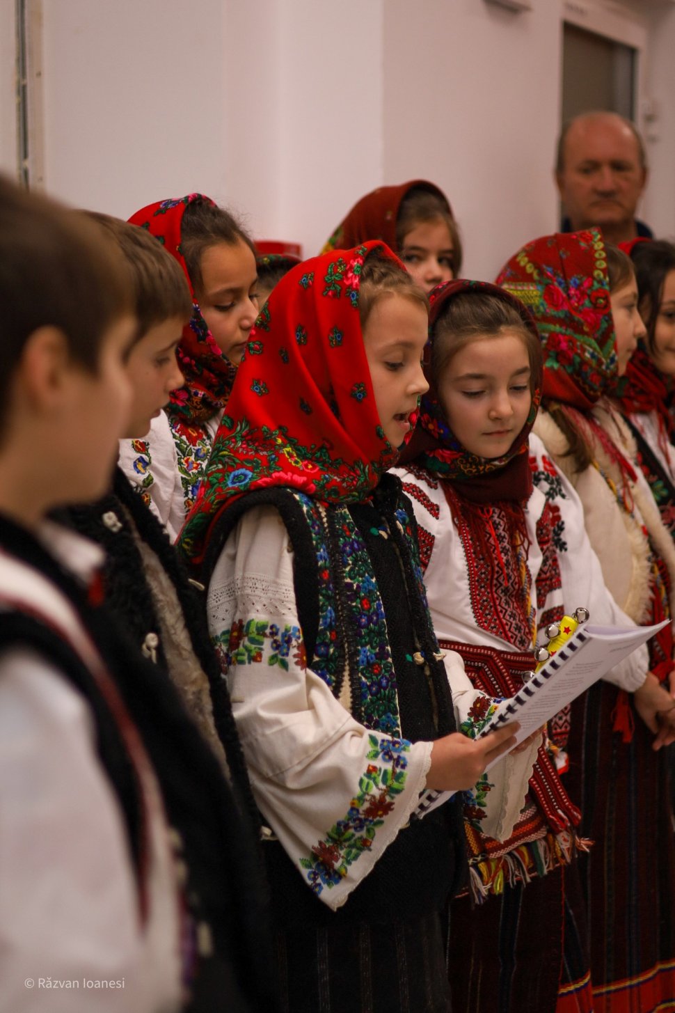 Elevii Școlii Gimnaziale „Vasile Tomegea” din Boroaia au dus spiritul Crăciunului bunicilor de la Solca 7042