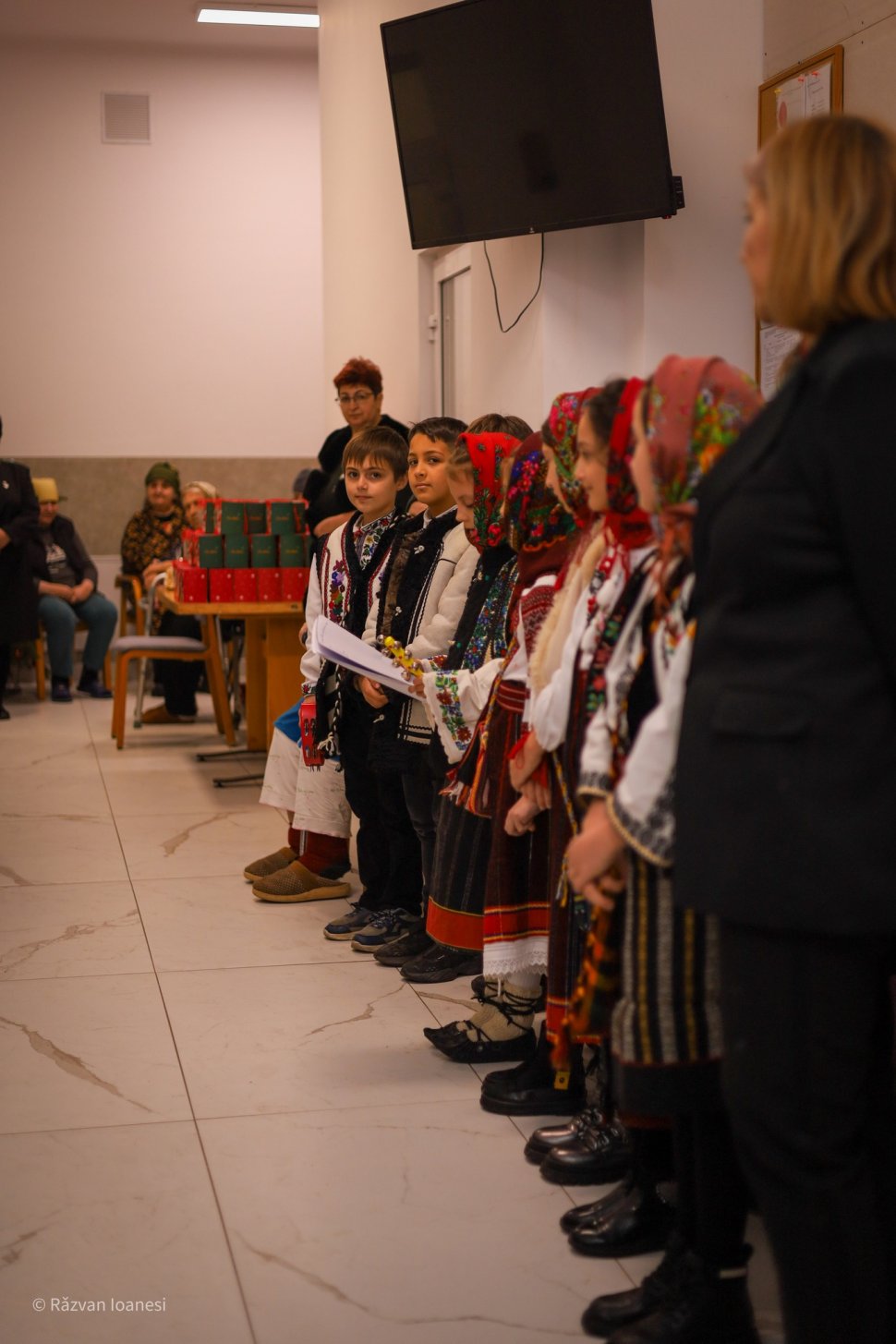 Elevii Școlii Gimnaziale „Vasile Tomegea” din Boroaia au dus spiritul Crăciunului bunicilor de la Solca 7043