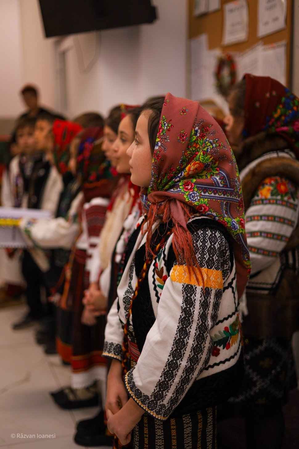 Elevii Școlii Gimnaziale „Vasile Tomegea” din Boroaia au dus spiritul Crăciunului bunicilor de la Solca 7044