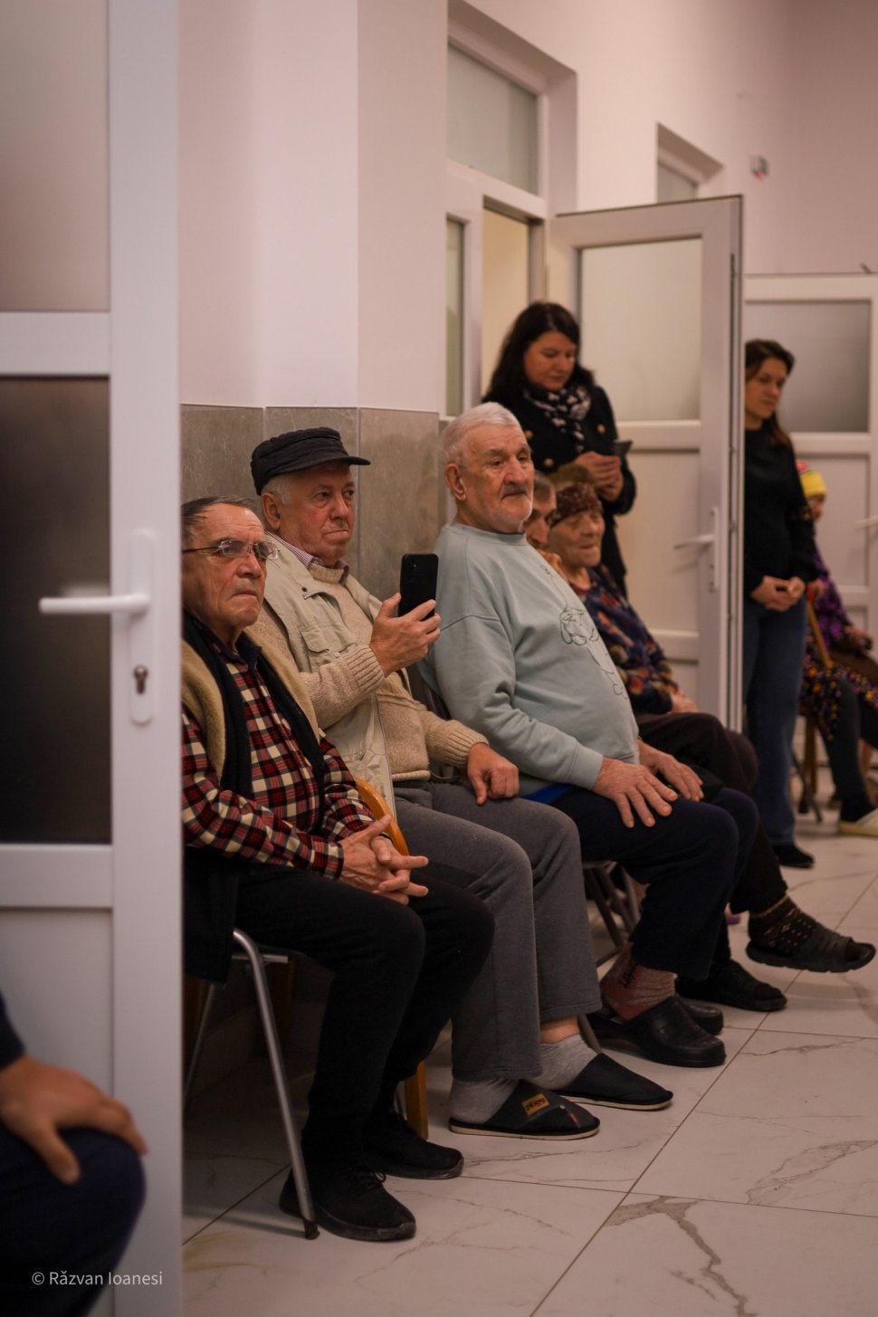 Elevii Școlii Gimnaziale „Vasile Tomegea” din Boroaia au dus spiritul Crăciunului bunicilor de la Solca 7045