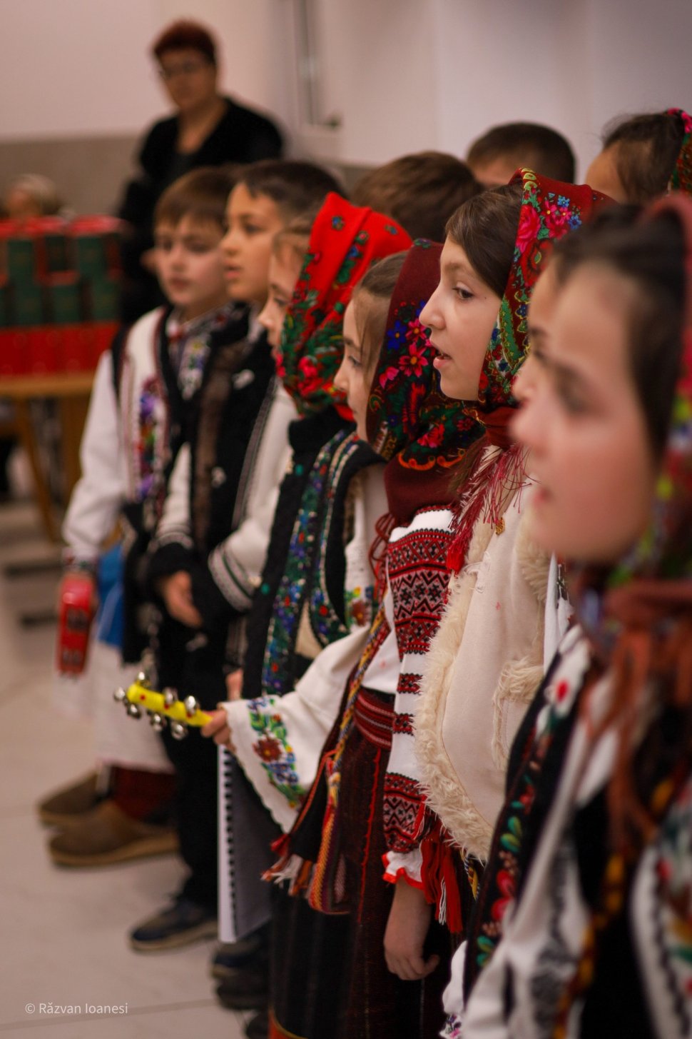 Elevii Școlii Gimnaziale „Vasile Tomegea” din Boroaia au dus spiritul Crăciunului bunicilor de la Solca 7048