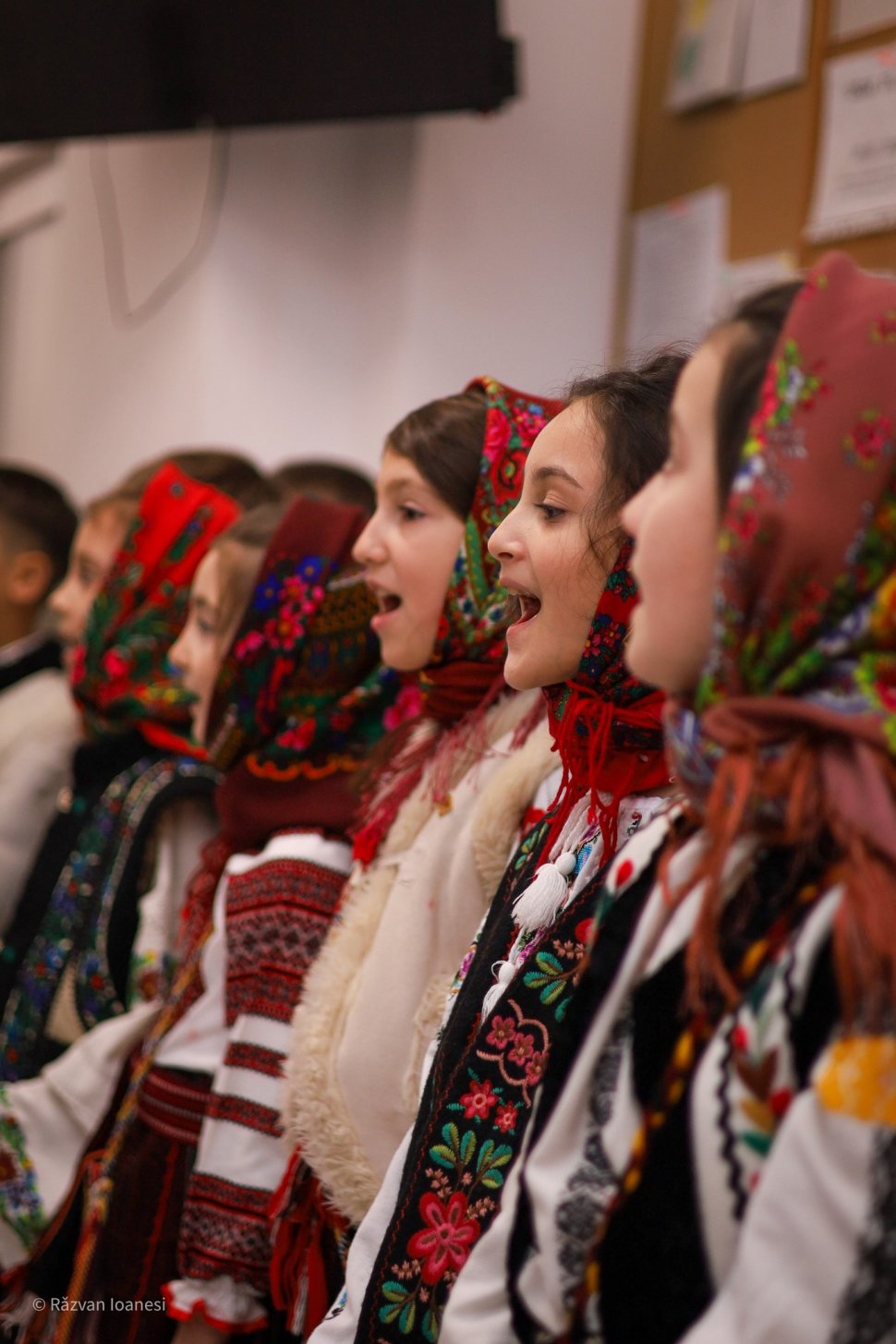 Elevii Școlii Gimnaziale „Vasile Tomegea” din Boroaia au dus spiritul Crăciunului bunicilor de la Solca 7049