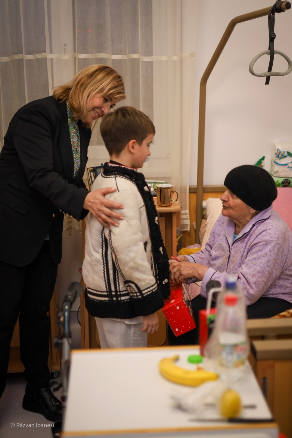 Elevii Școlii Gimnaziale „Vasile Tomegea” din Boroaia au dus spiritul Crăciunului bunicilor de la Solca 7052