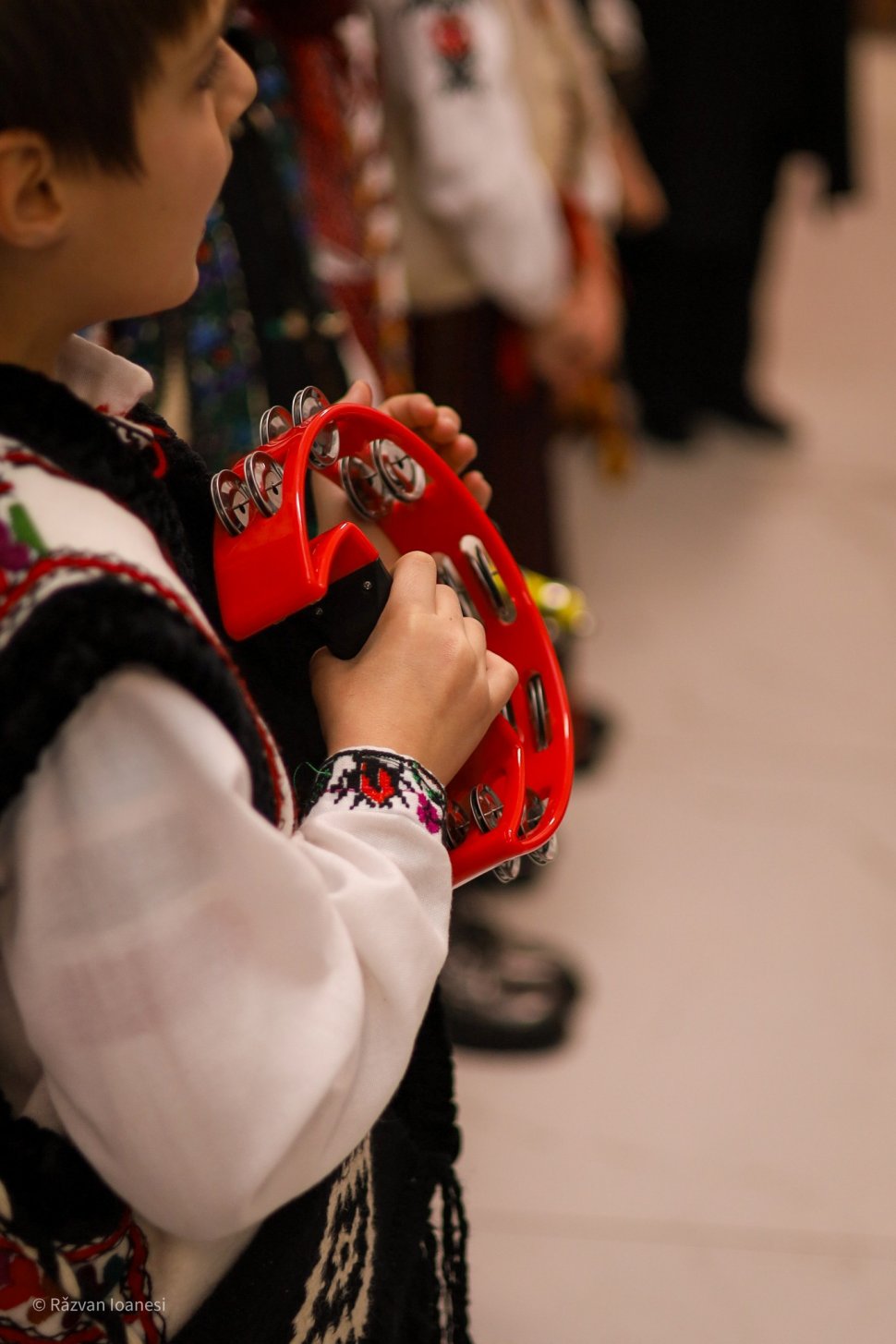 Elevii Școlii Gimnaziale „Vasile Tomegea” din Boroaia au dus spiritul Crăciunului bunicilor de la Solca 7054