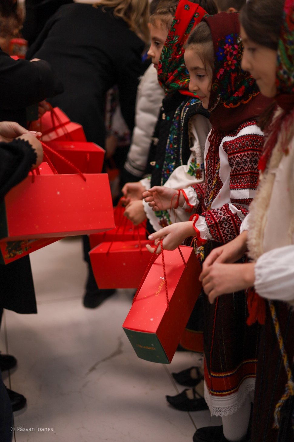 Elevii Școlii Gimnaziale „Vasile Tomegea” din Boroaia au dus spiritul Crăciunului bunicilor de la Solca 7055