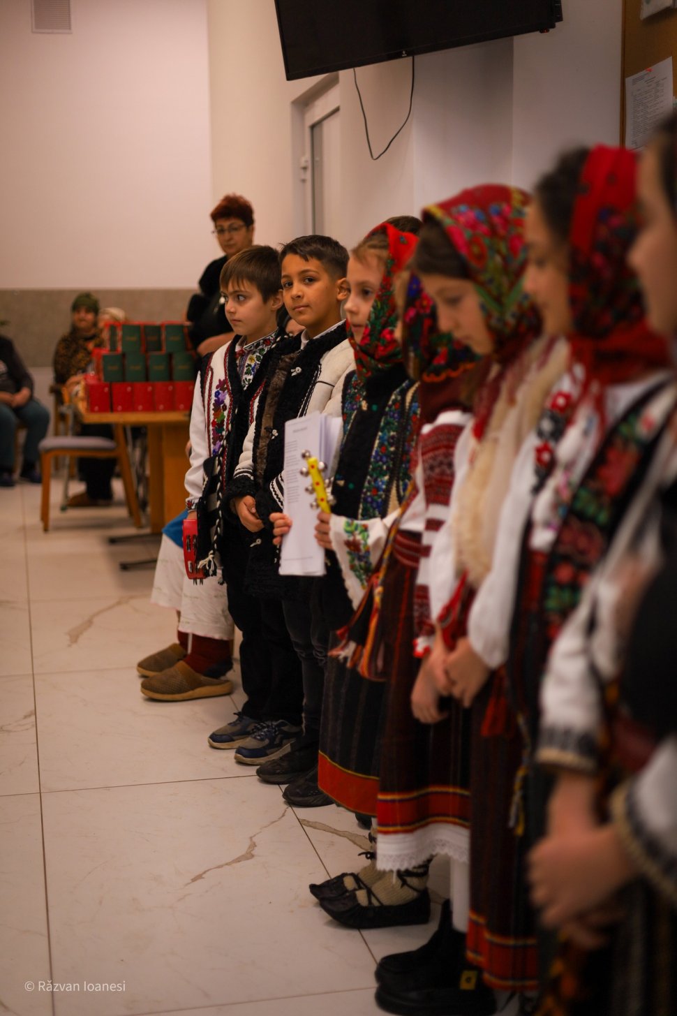 Elevii Școlii Gimnaziale „Vasile Tomegea” din Boroaia au dus spiritul Crăciunului bunicilor de la Solca 7060