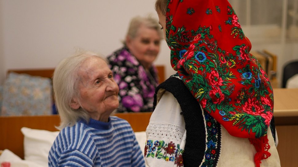 Elevii Școlii Gimnaziale „Vasile Tomegea” din Boroaia au dus spiritul Crăciunului bunicilor de la Solca 7062