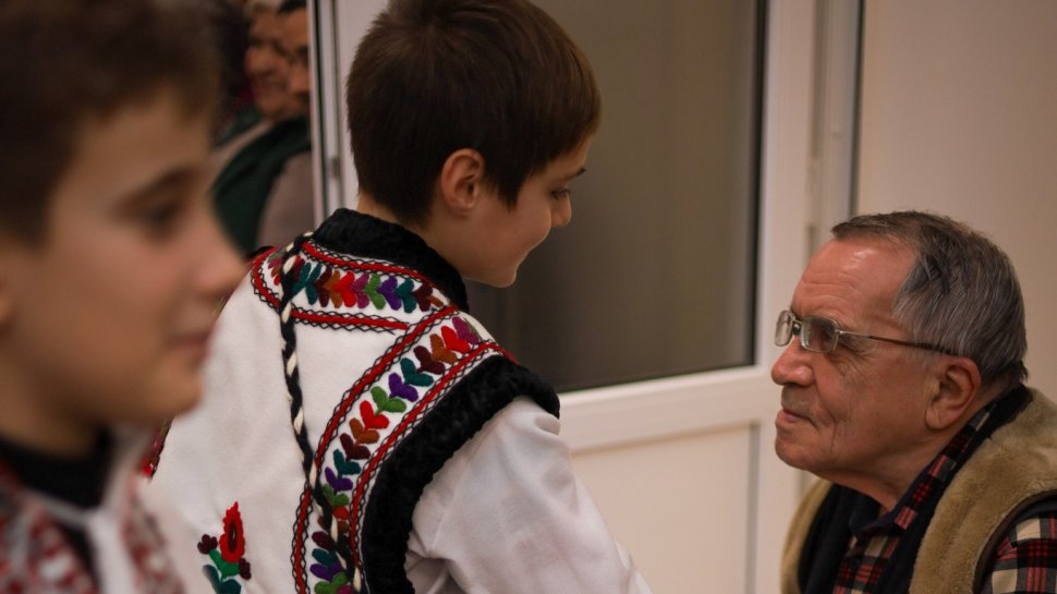 Elevii Școlii Gimnaziale „Vasile Tomegea” din Boroaia au dus spiritul Crăciunului bunicilor de la Solca 7063