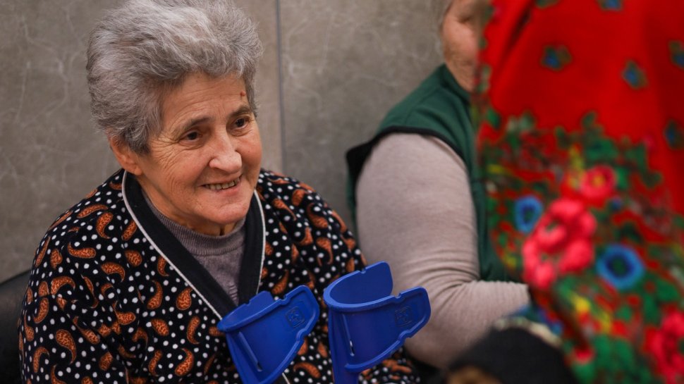 Elevii Școlii Gimnaziale „Vasile Tomegea” din Boroaia au dus spiritul Crăciunului bunicilor de la Solca 7064