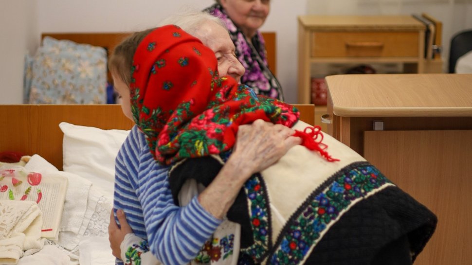 Elevii Școlii Gimnaziale „Vasile Tomegea” din Boroaia au dus spiritul Crăciunului bunicilor de la Solca 7065