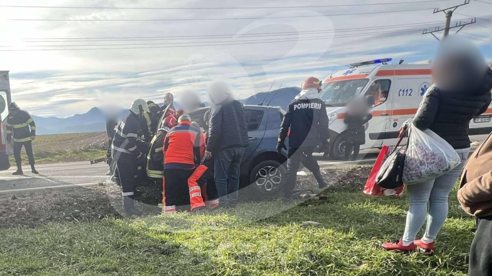 Impact frontal puternic între două mașini, la Piatra Neamț: șase victime, dintre care trei încarcerate între fiarele contorsionate 7077
