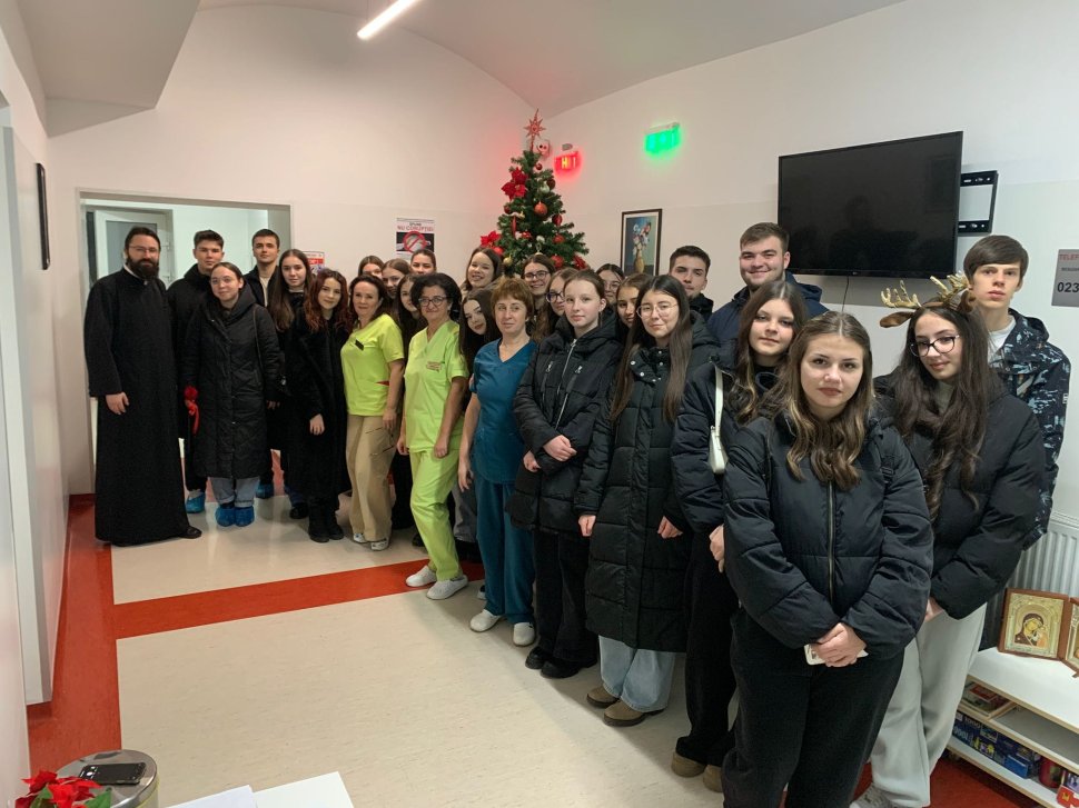 Tinerii ATOS, misiune de suflet în saloanele spitalului din Suceava 7096