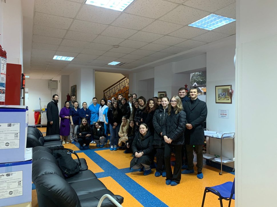 Tinerii ATOS, misiune de suflet în saloanele spitalului din Suceava 7097