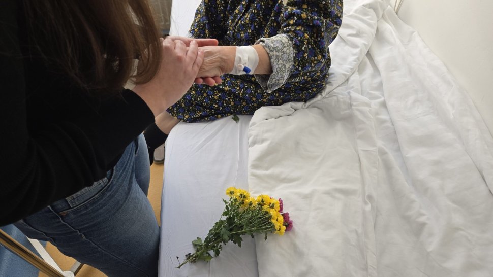 Tinerii ATOS, misiune de suflet în saloanele spitalului din Suceava 7101