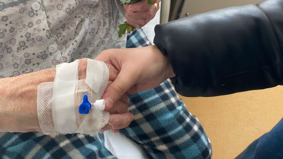 Tinerii ATOS, misiune de suflet în saloanele spitalului din Suceava 7104