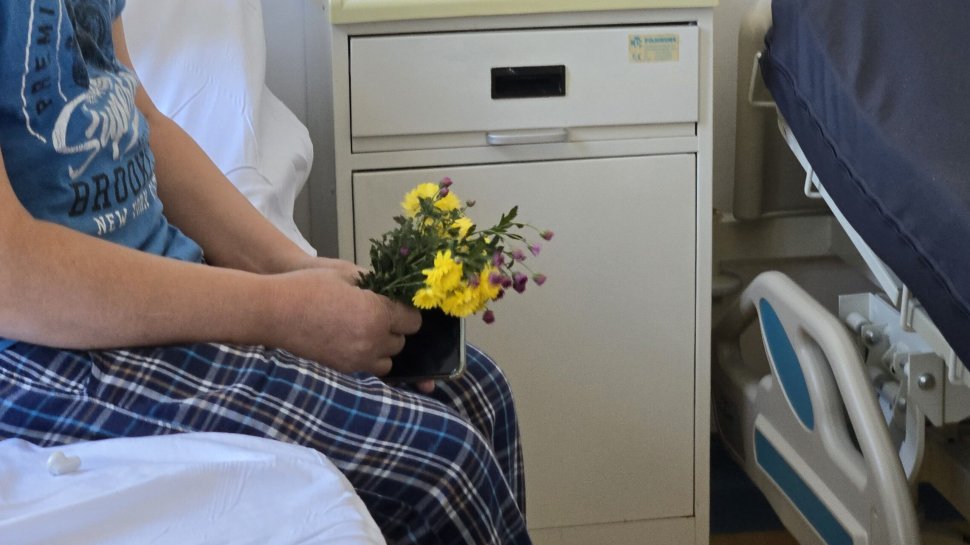 Tinerii ATOS, misiune de suflet în saloanele spitalului din Suceava 7105