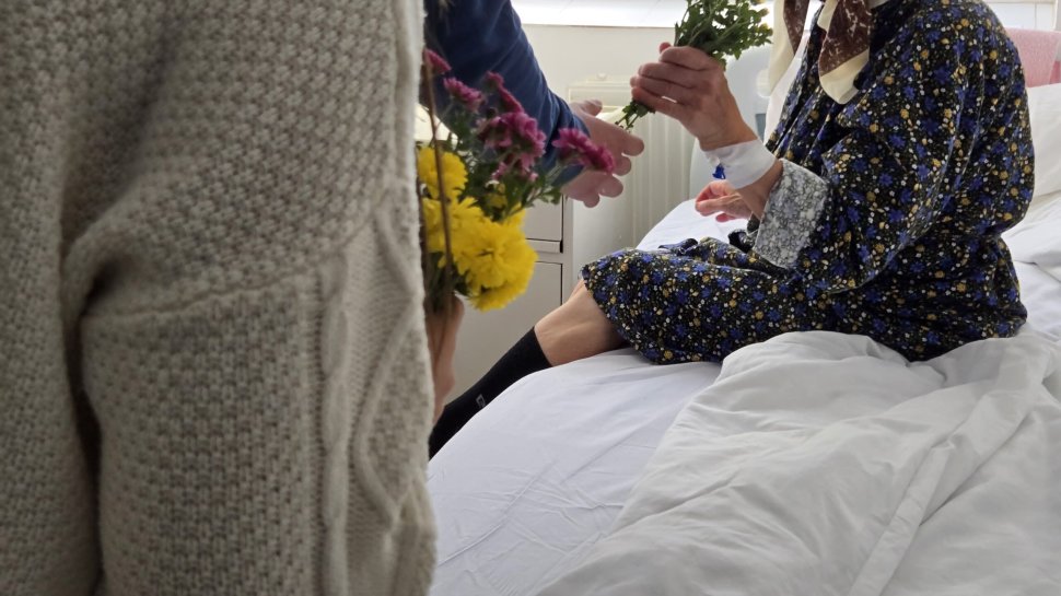 Tinerii ATOS, misiune de suflet în saloanele spitalului din Suceava 7106