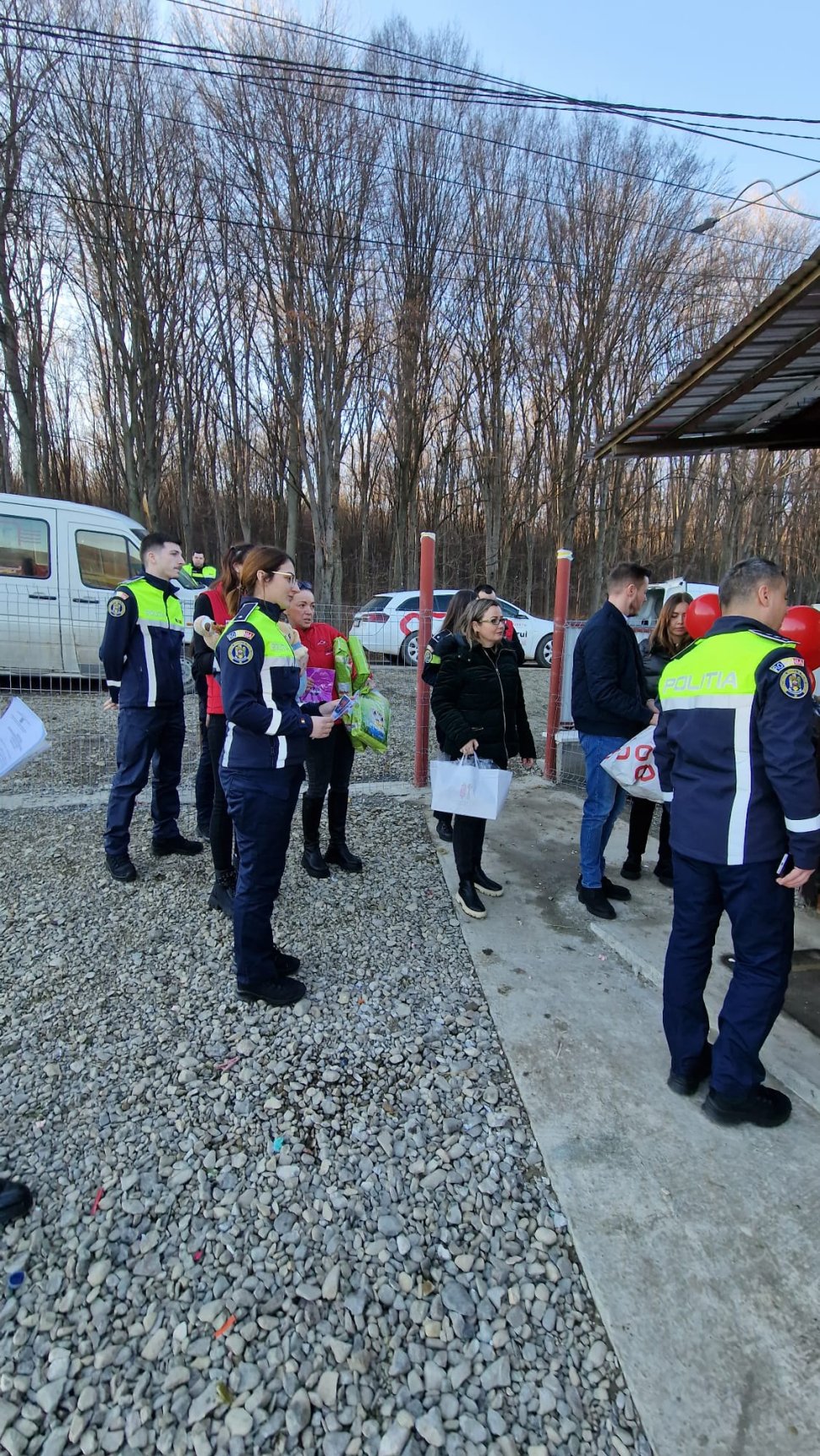 Acțiuni de informare a cetățenilor cu privire la protecția animalelor; cadouri pentru cei mici și hrană pentru necuvântătoare 7229