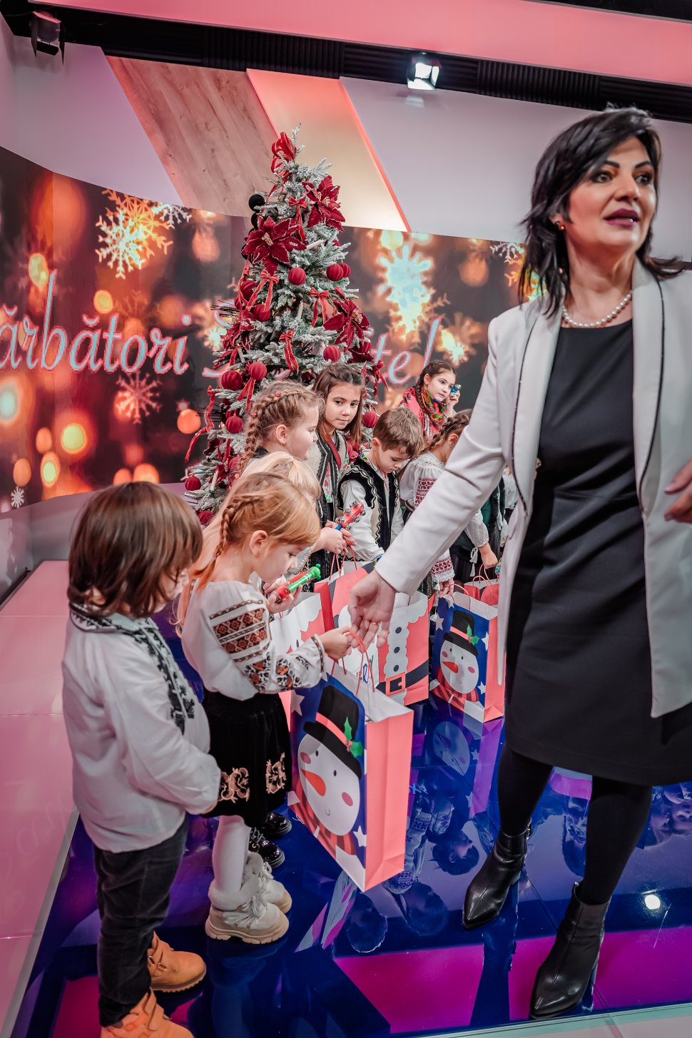 Cei mai mici colindători de la “Grădinița Magica Rădăuți”, în platoul Antena 3 Suceava 7293