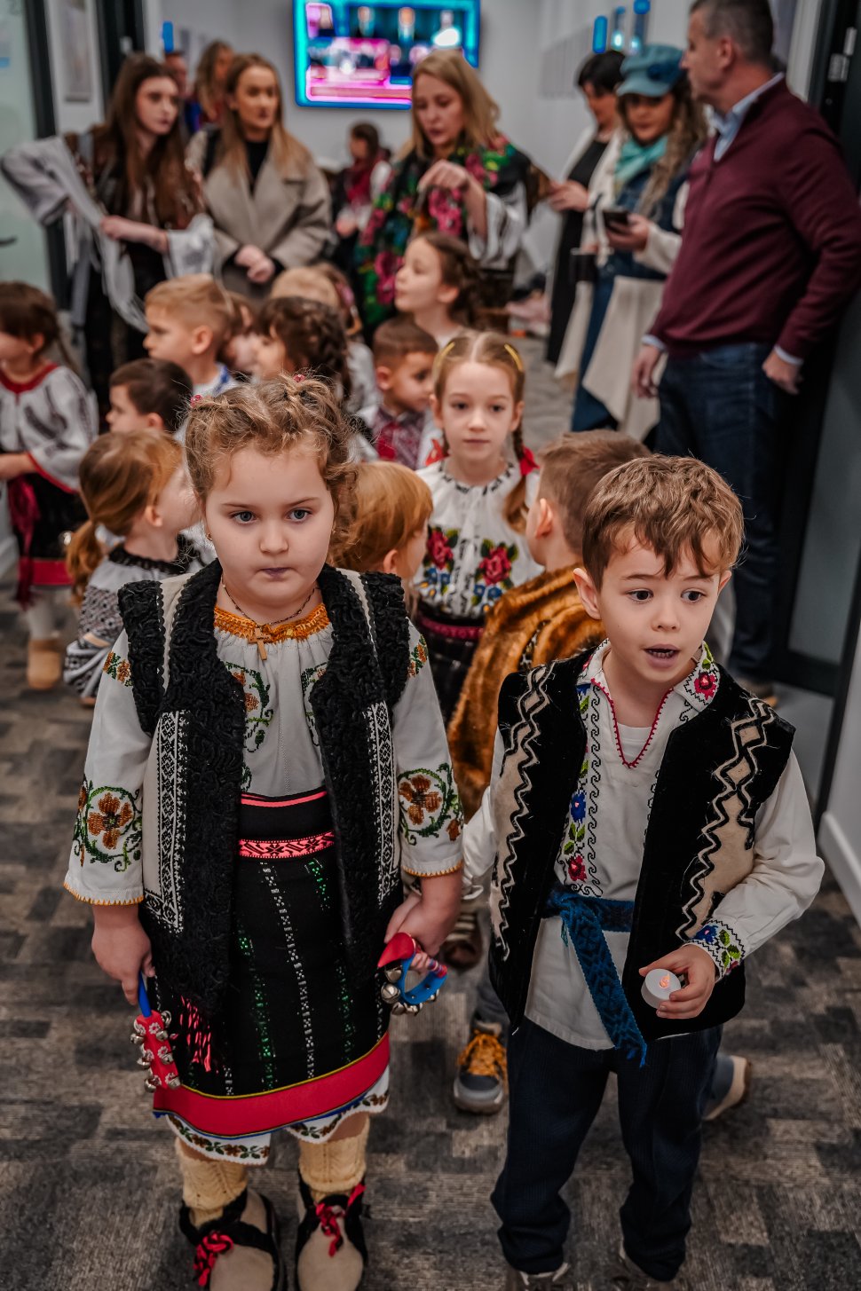 Cei mai mici colindători de la “Grădinița Magica Rădăuți”, în platoul Antena 3 Suceava 7301