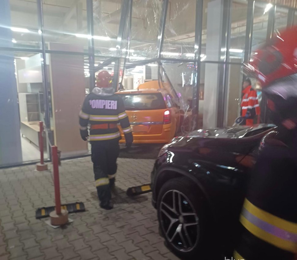 O mașină a ajuns în vitrina unui magazin, la Suceava 7318