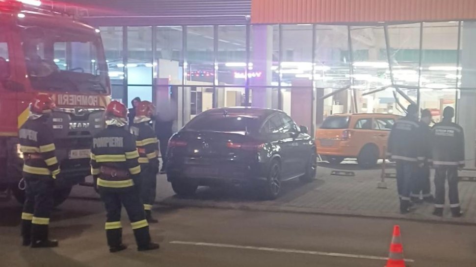 O mașină a ajuns în vitrina unui magazin, la Suceava 7321