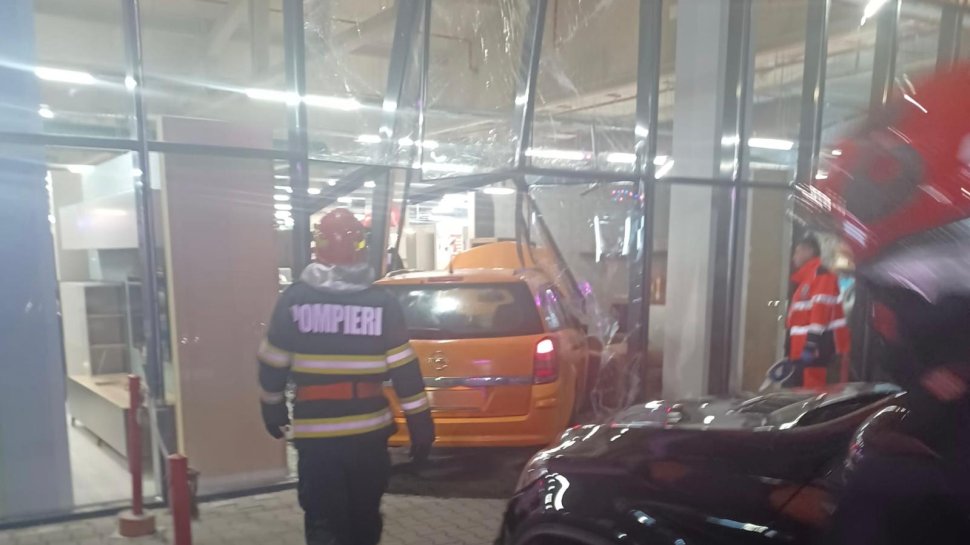 O mașină a ajuns în vitrina unui magazin, la Suceava 7322