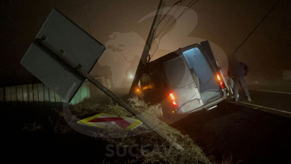 Ceața și carosabilul umed au scos un autobuz în afara drumului; experiența șoferului a prevenit o tragedie majoră 7334