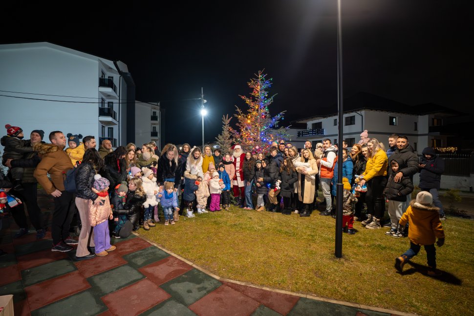 Moș Crăciun a poposit în cartierul „La Pădurea de Stejari”, aducând bucurie și cadouri 7361