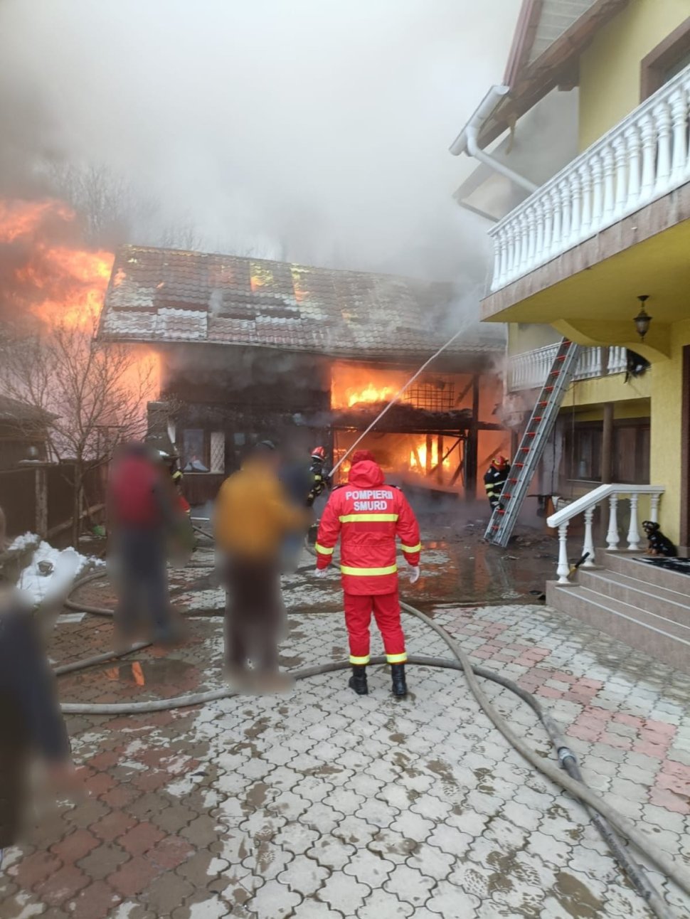 O casă din Frasin a fost cuprinsă de flăcări; pompierii intervin pentru stingerea incendiului 7423