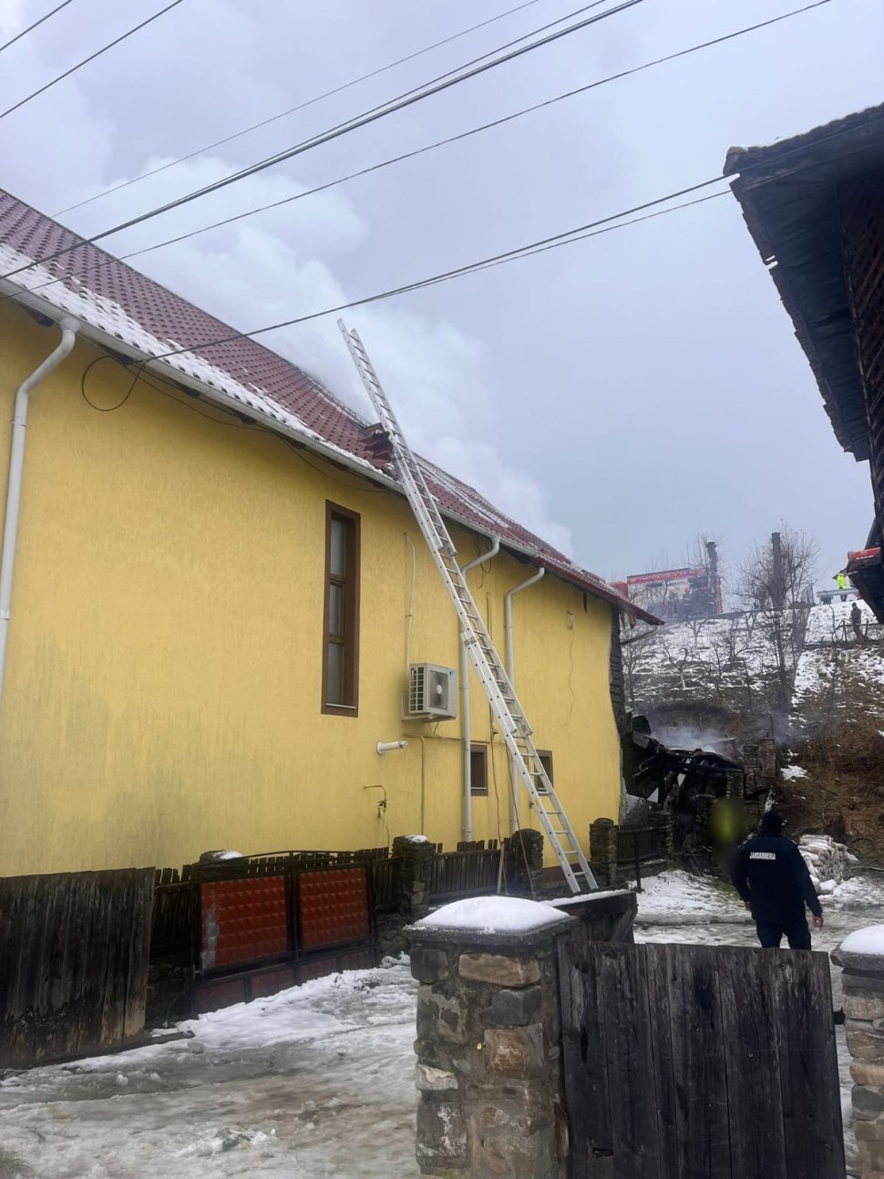 O casă din Frasin a fost cuprinsă de flăcări; pompierii intervin pentru stingerea incendiului 7424