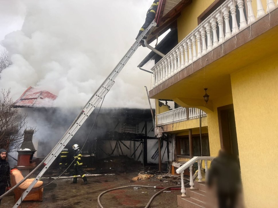 O casă din Frasin a fost cuprinsă de flăcări; pompierii intervin pentru stingerea incendiului 7425