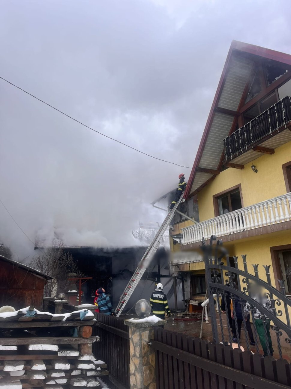 O casă din Frasin a fost cuprinsă de flăcări; pompierii intervin pentru stingerea incendiului 7426