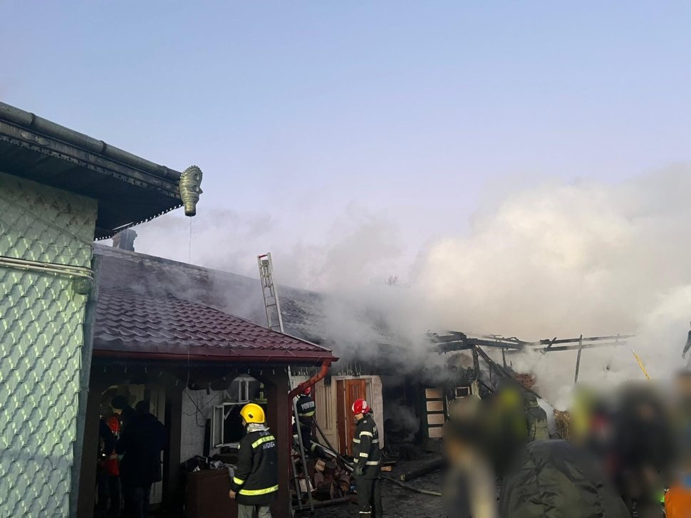 Tragedie în penultima zi a anului: Incendiu devastator în Marginea, cu pierderi majore; zeci de animale pierite în flăcări 7456