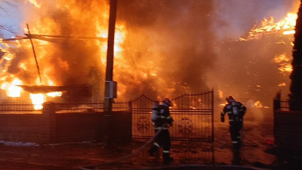 Incendiu violent într-o gospodărie din Capu Câmpului, în prima zi a anului; intervenție cu șase autospeciale 7459