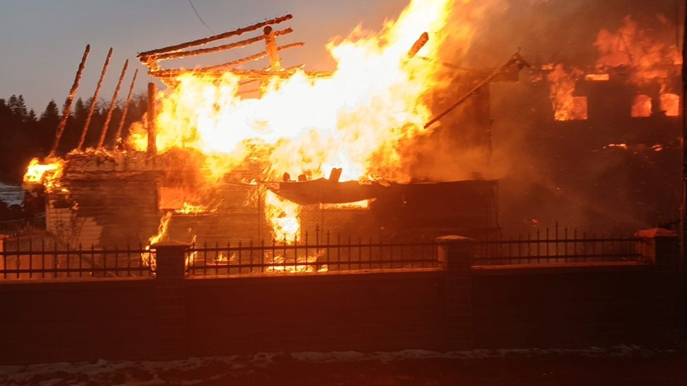 Incendiu violent într-o gospodărie din Capu Câmpului, în prima zi a anului; intervenție cu șase autospeciale 7460