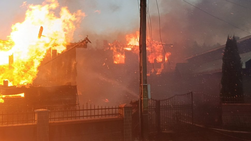 Incendiu violent într-o gospodărie din Capu Câmpului, în prima zi a anului; intervenție cu șase autospeciale 7461
