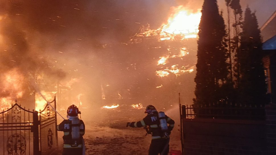 Incendiu violent într-o gospodărie din Capu Câmpului, în prima zi a anului; intervenție cu șase autospeciale 7462