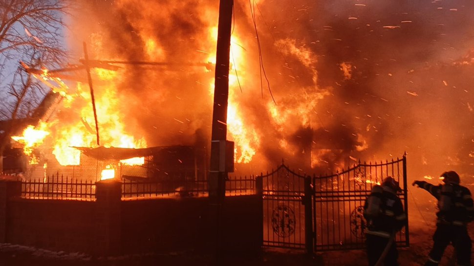 Incendiu violent într-o gospodărie din Capu Câmpului, în prima zi a anului; intervenție cu șase autospeciale 7463