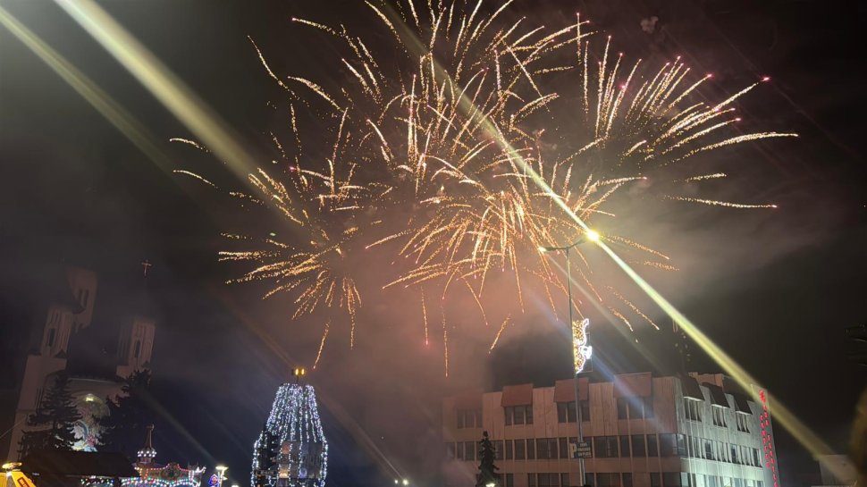 Revelion 2025: Zeci de oameni s-au adunat în centrele municipiilor pentru a admira focurile de artificii