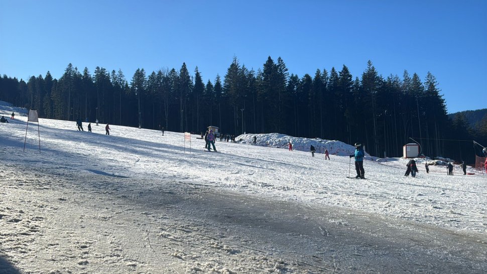 Pârtiile de schi ale județului, pline la începutul anului; zeci de turiști pe pârtia Rarău