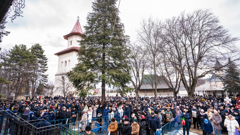 Mănăstirea „Sfântul Ioan cel Nou” din Suceava, loc de pelerinaj pentru mulțimea de credincioși la Sfânta Liturghie de Bobotează 7522