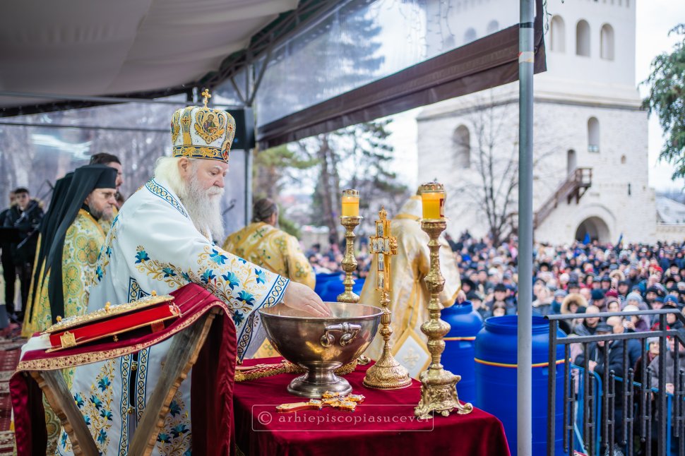 Mănăstirea „Sfântul Ioan cel Nou” din Suceava, loc de pelerinaj pentru mulțimea de credincioși la Sfânta Liturghie de Bobotează 7523