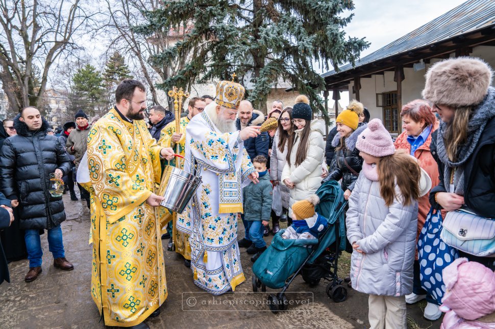 Mănăstirea „Sfântul Ioan cel Nou” din Suceava, loc de pelerinaj pentru mulțimea de credincioși la Sfânta Liturghie de Bobotează 7524