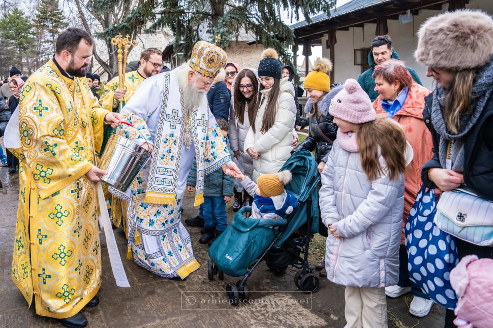Mănăstirea „Sfântul Ioan cel Nou” din Suceava, loc de pelerinaj pentru mulțimea de credincioși la Sfânta Liturghie de Bobotează 7526