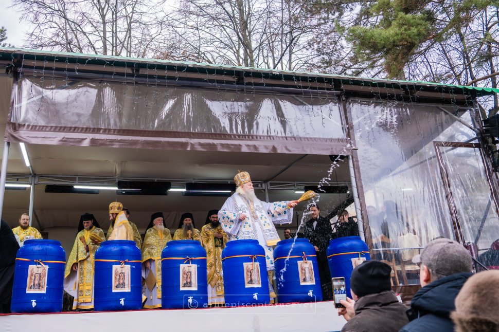 Mănăstirea „Sfântul Ioan cel Nou” din Suceava, loc de pelerinaj pentru mulțimea de credincioși la Sfânta Liturghie de Bobotează 7527