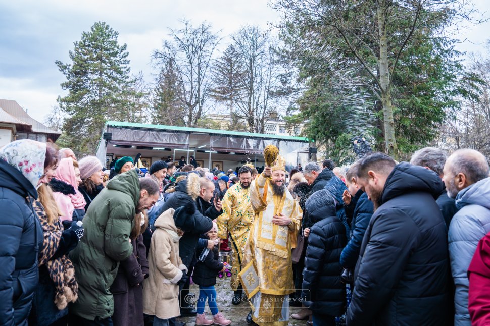 Mănăstirea „Sfântul Ioan cel Nou” din Suceava, loc de pelerinaj pentru mulțimea de credincioși la Sfânta Liturghie de Bobotează 7528