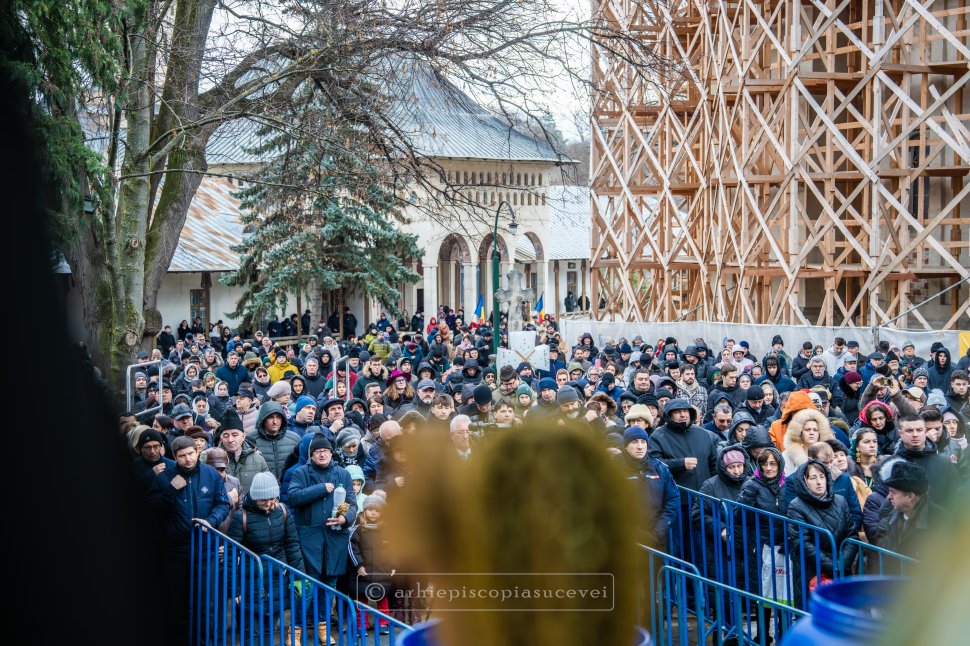 Mănăstirea „Sfântul Ioan cel Nou” din Suceava, loc de pelerinaj pentru mulțimea de credincioși la Sfânta Liturghie de Bobotează 7529