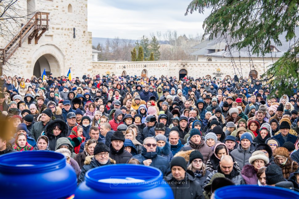 Mănăstirea „Sfântul Ioan cel Nou” din Suceava, loc de pelerinaj pentru mulțimea de credincioși la Sfânta Liturghie de Bobotează 7530