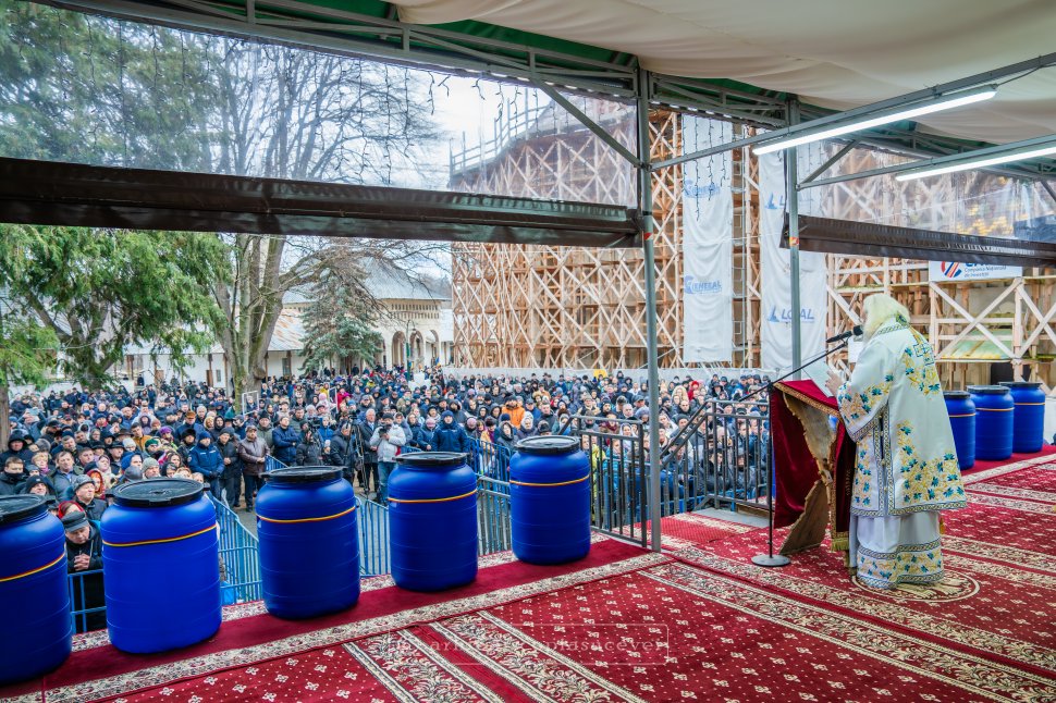 Mănăstirea „Sfântul Ioan cel Nou” din Suceava, loc de pelerinaj pentru mulțimea de credincioși la Sfânta Liturghie de Bobotează 7532